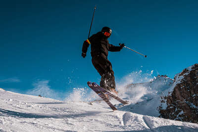 Skieur sautant à ski sur le domaine de Tignes